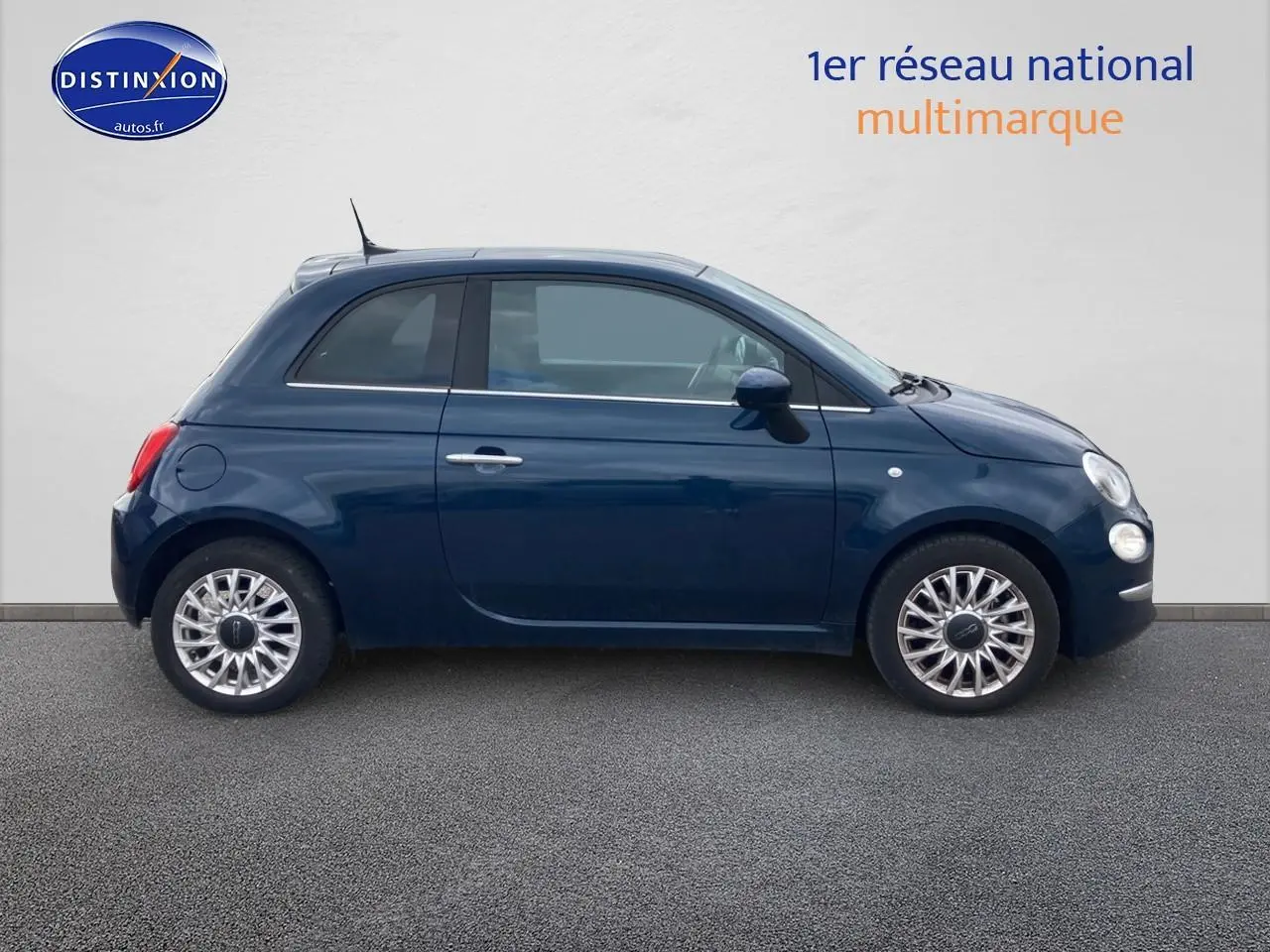 Profil droit d'une FIAT 500 bleu 2023 avec jantes alu et toit panoramique en verre visible.