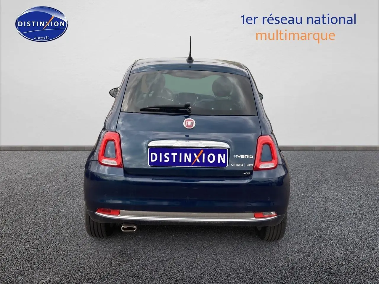 Vue arrière d'une FIAT 500 bleue 2023 avec feux rouges et plaque d'immatriculation Distinxion visible.