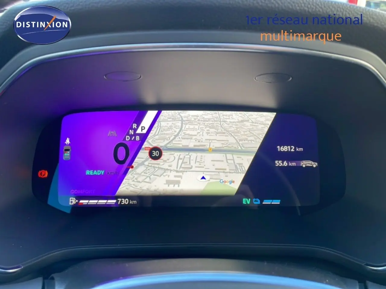 Tableau de bord numérique de la Renault Symbioz 2025 avec affichage carte GPS et informations de conduite en vue frontale.