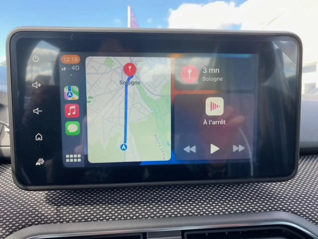 Écran tactile Media Nav Evolution de la Dacia Logan 2022 affichant navigation et commandes multimédia.