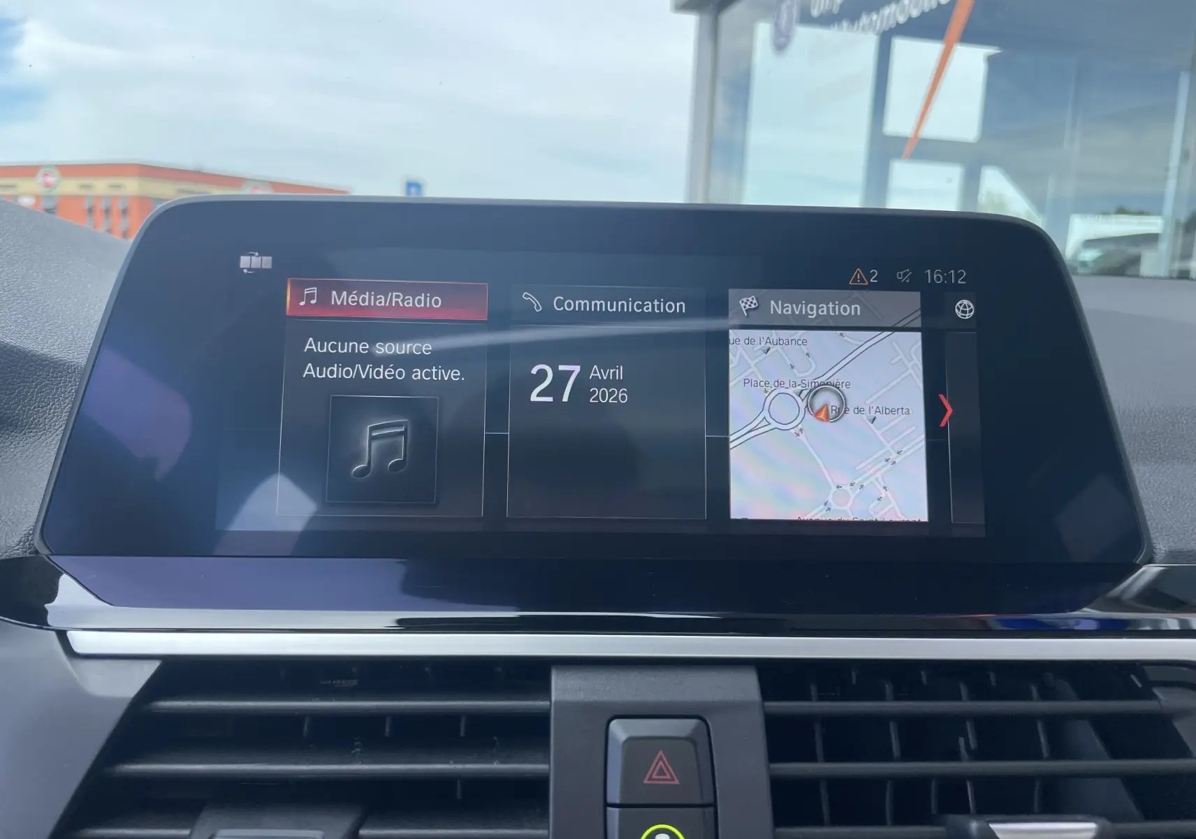 Écran central du système multimédia BMW X3 G01 2021 affichant navigation, média et communication en intérieur noir.