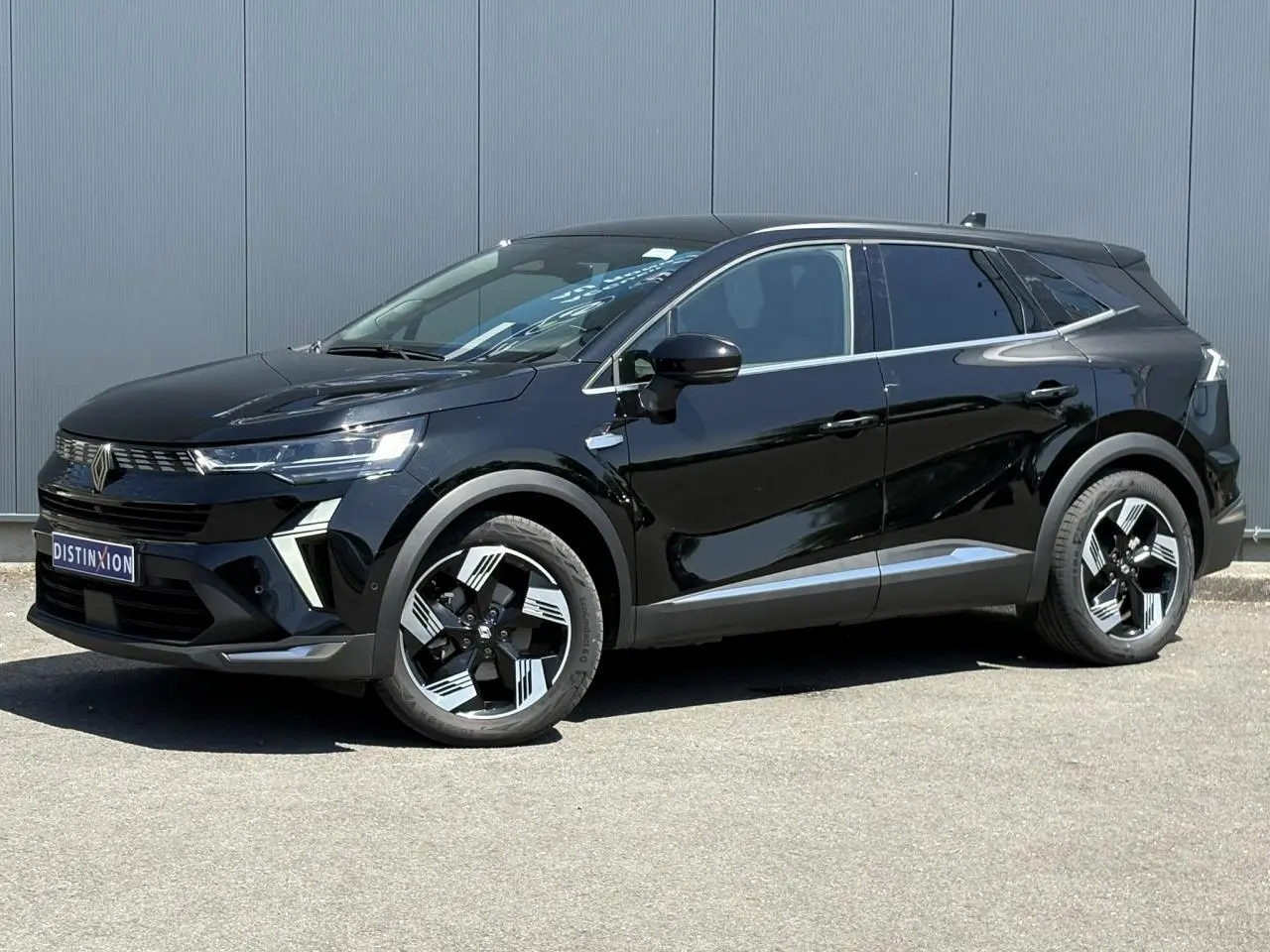 Renault Symbioz E-Tech Full Hybrid noir étoile en 3/4 avant droit, jantes 18 pouces et vitres surteintées.