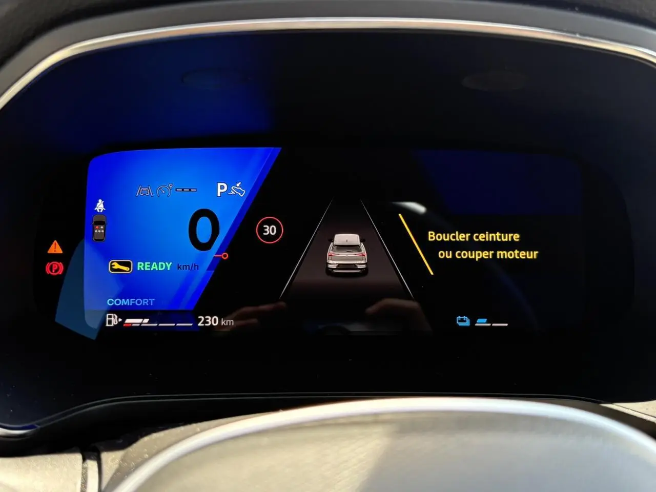 Tableau de bord numérique du Renault Symbioz 2025 affichant la vitesse, mode confort et alertes de sécurité.