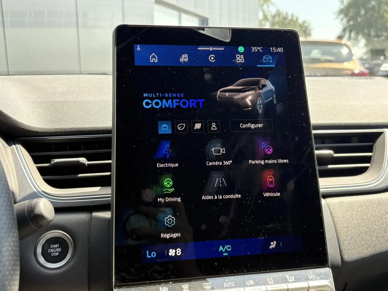 Écran tactile central du tableau de bord Renault Symbioz 2025 affichant le mode Confort et options de conduite.
