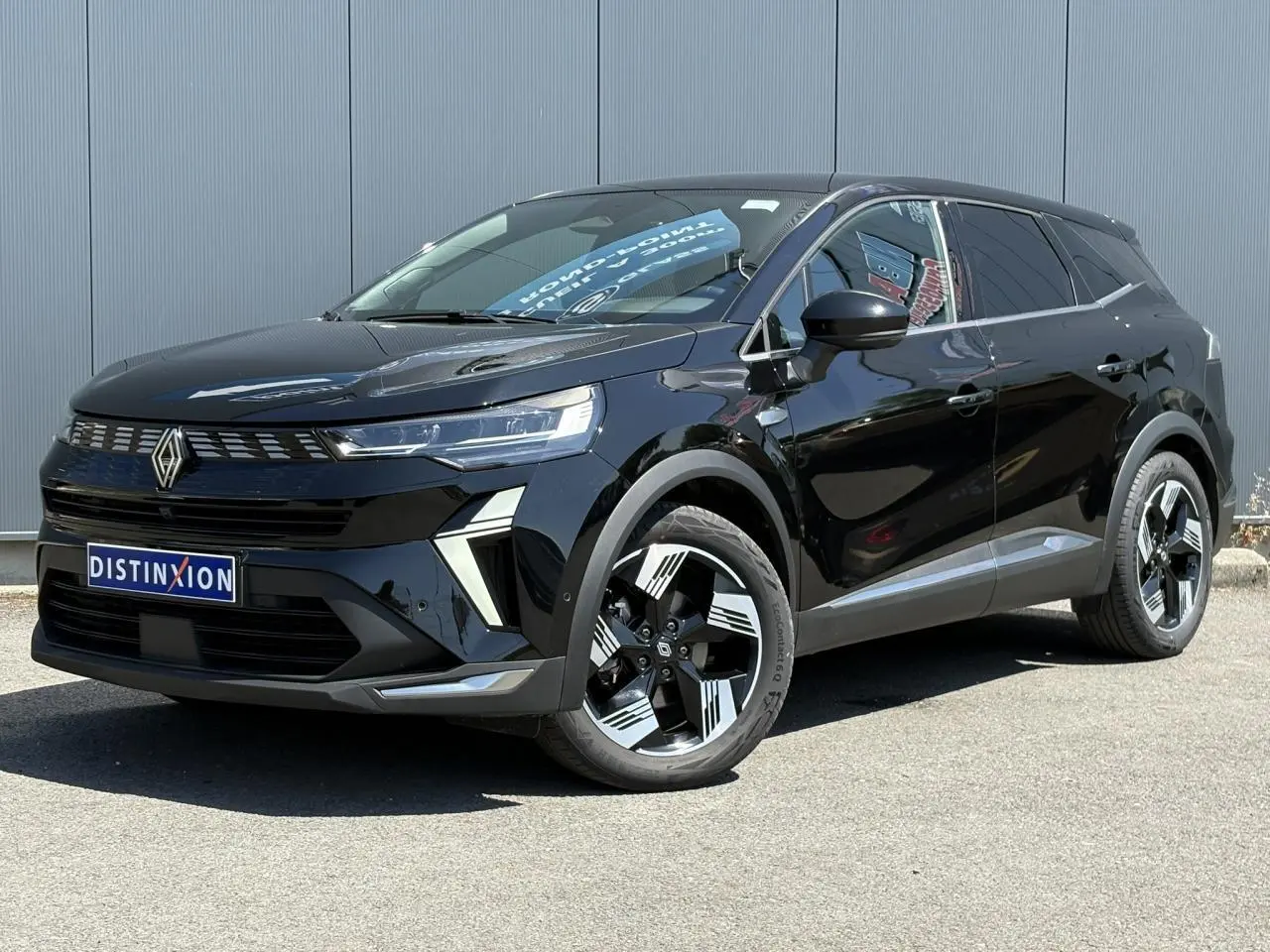 Renault Symbioz noir étoile en 3/4 avant droit, avec jantes 18 pouces et calandre moderne lumineuse.