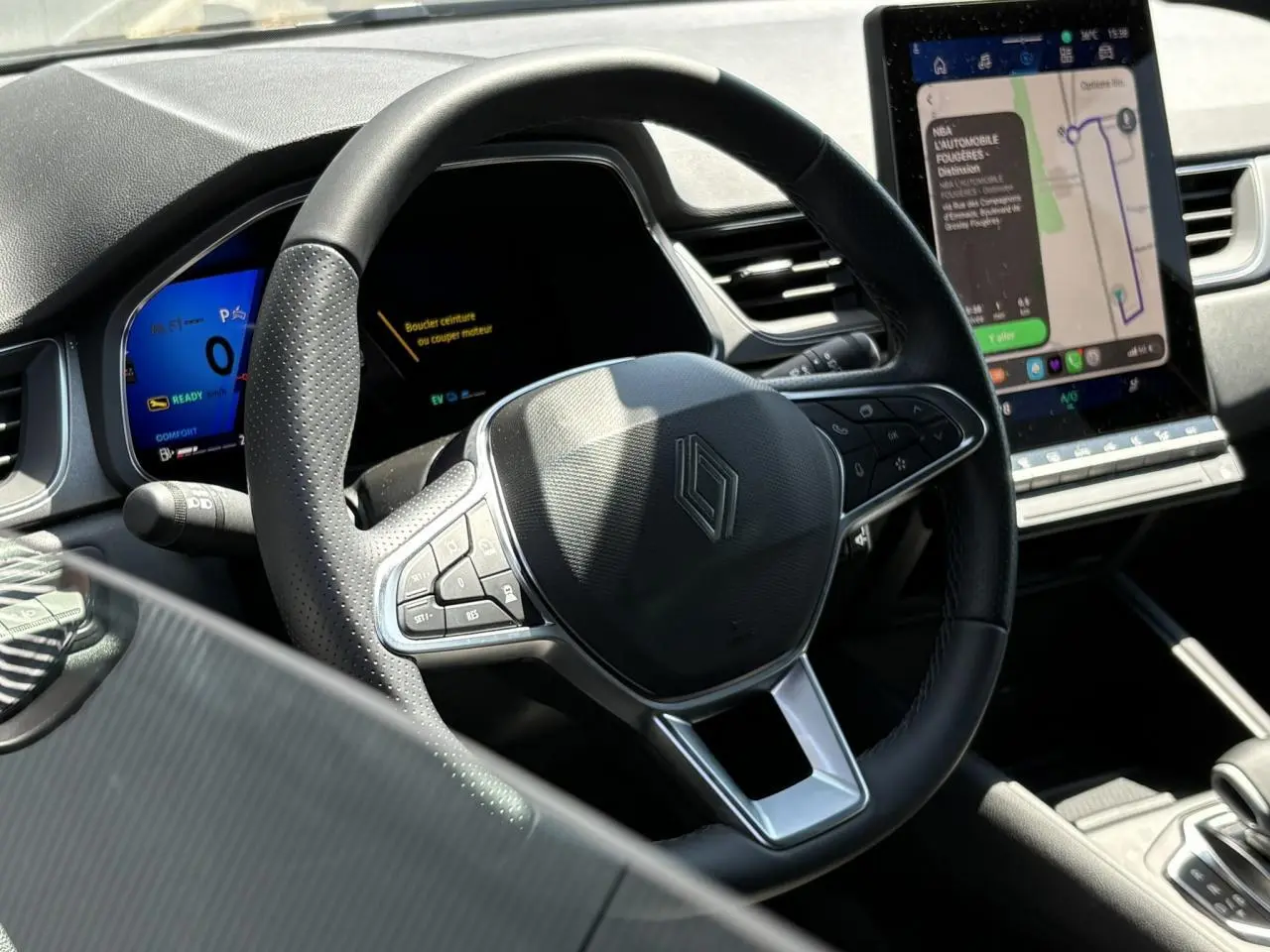Vue rapprochée du volant et tableau de bord numérique du Renault SYMBIOZ noir étoile avec écran tactile vertical.