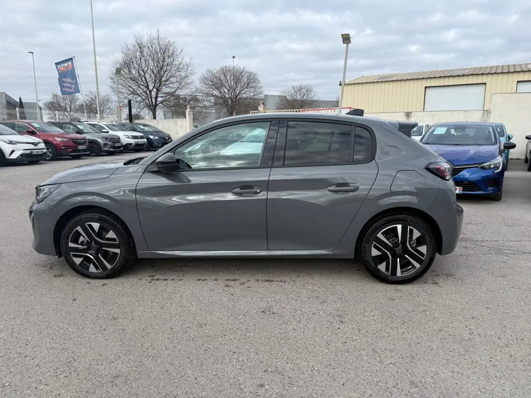 Peugeot 208 Hybrid 145 gris vue de profil côté gauche, avec jantes alliage 16 pouces et antenne requin.