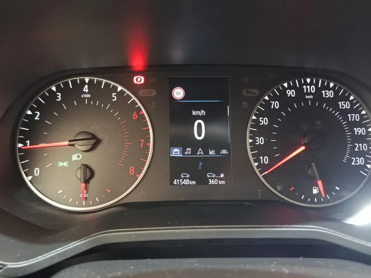 Vue rapprochée du combiné d'instruments numérique et analogique de la Renault Clio blanc, affichant 0 km/h et 41 548 km.