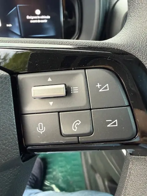 Gros plan sur les commandes au volant du Citroën Berlingo blanc 2026, avec boutons de volume et téléphone intégrés.