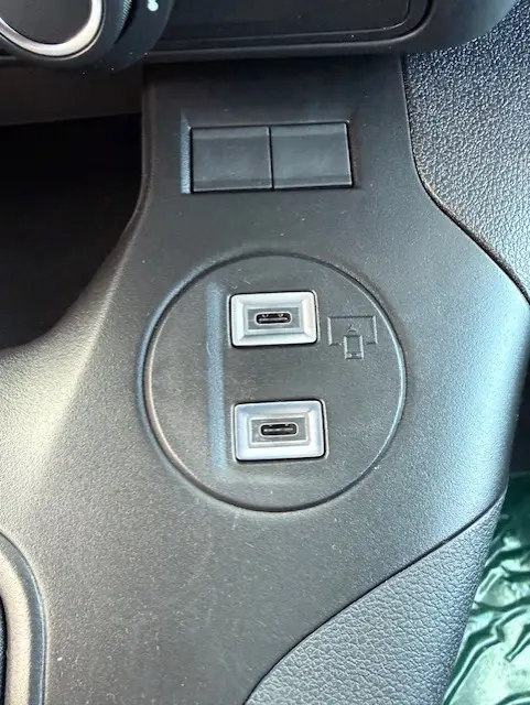 Gros plan sur deux ports USB-C intégrés dans la console centrale noire du Citroën Berlingo Van M Diesel 2026.