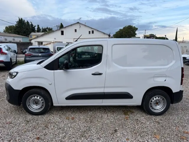 Vue latérale droite d'un Citroën Berlingo blanc 2026 version Van M Diesel 100 ch avec portes latérales pleines.