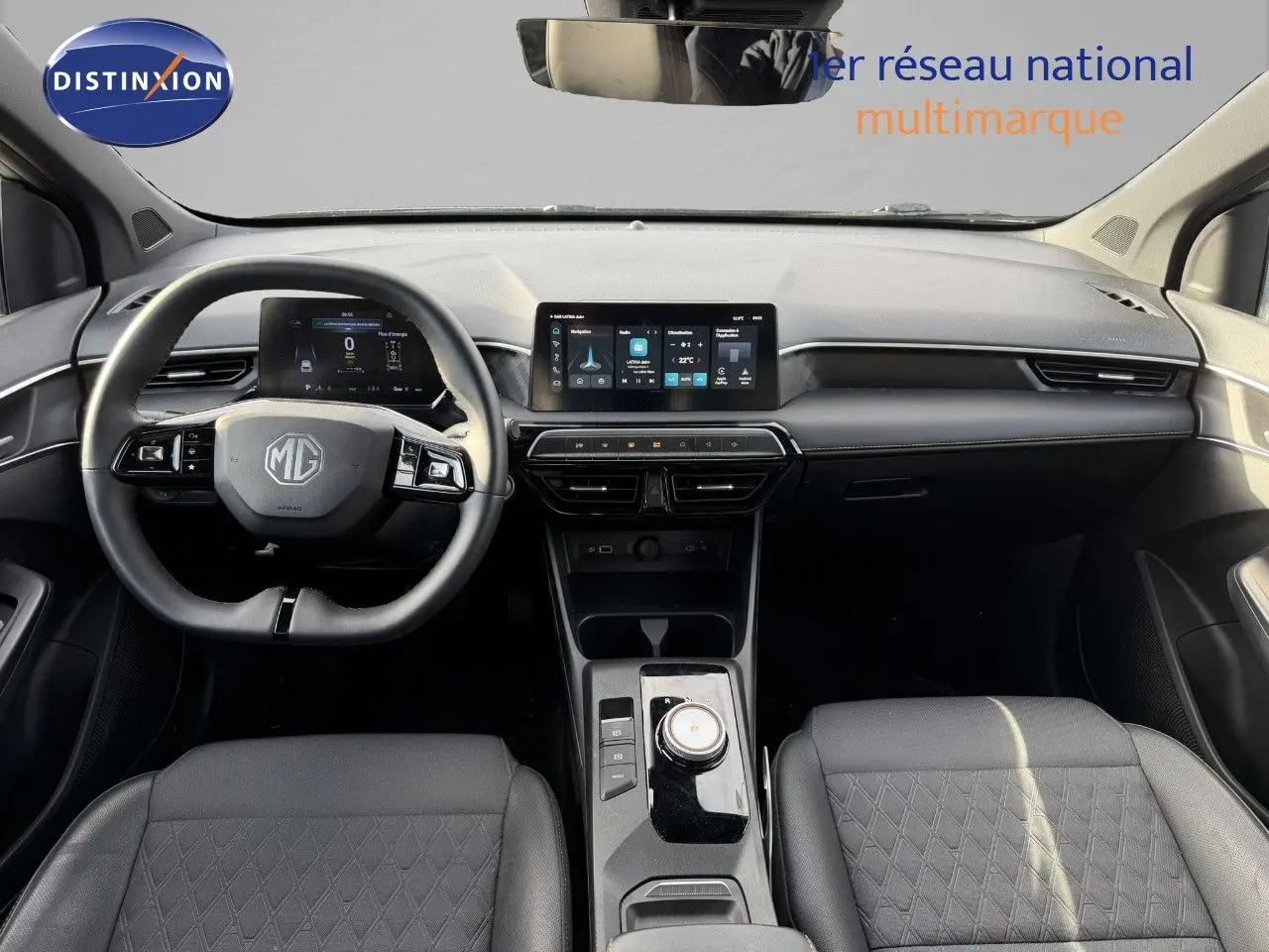 Intérieur du MG3 2024 en version Luxury, vue frontale du tableau de bord avec écran tactile et volant multifonction noir.