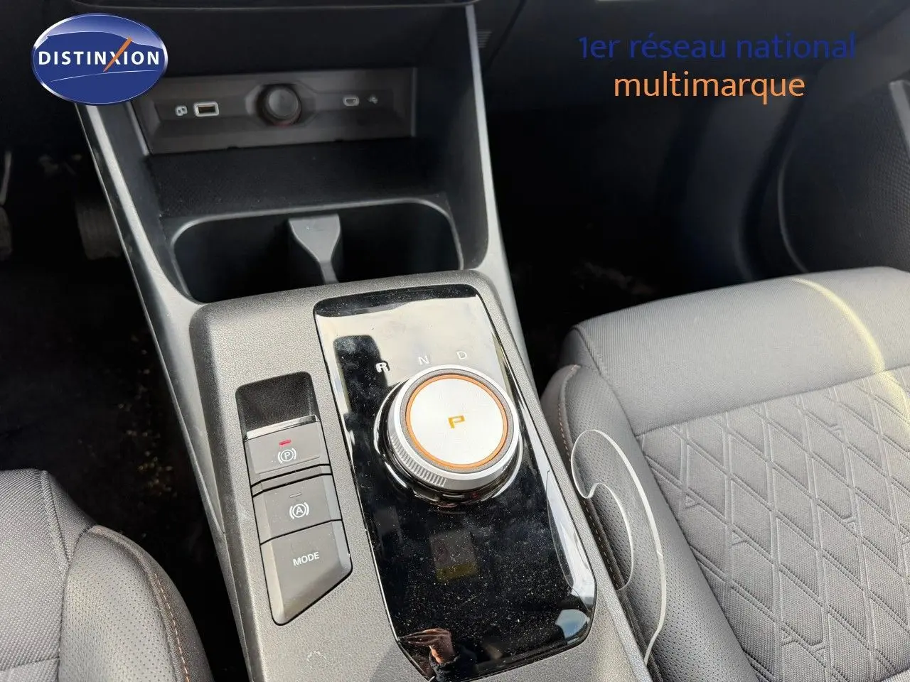 Console centrale avec sélecteur rotatif de boîte auto et sièges gris du MG3 1.5 Hybrid 195ch Luxury 2024.