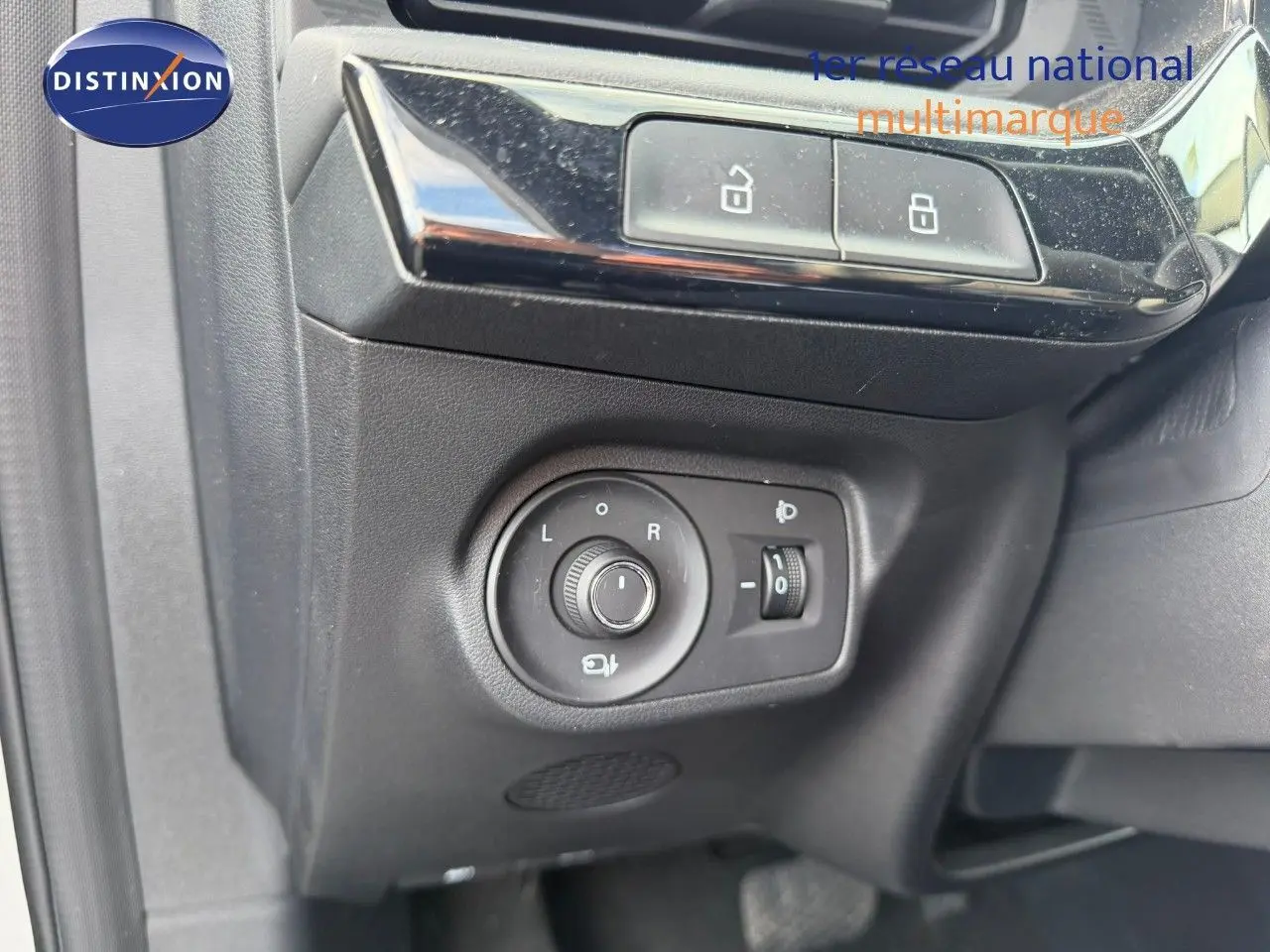 Gros plan sur les commandes de réglage des rétroviseurs et des phares du MG3 1.5 Hybrid 2024 en Cosmic Silver.