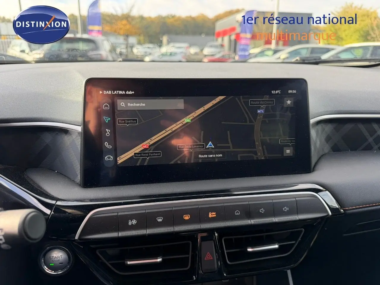 Tableau de bord de MG3 1.5 Hybrid 195ch Luxury 2024 avec écran tactile GPS et commandes climatisation en noir.