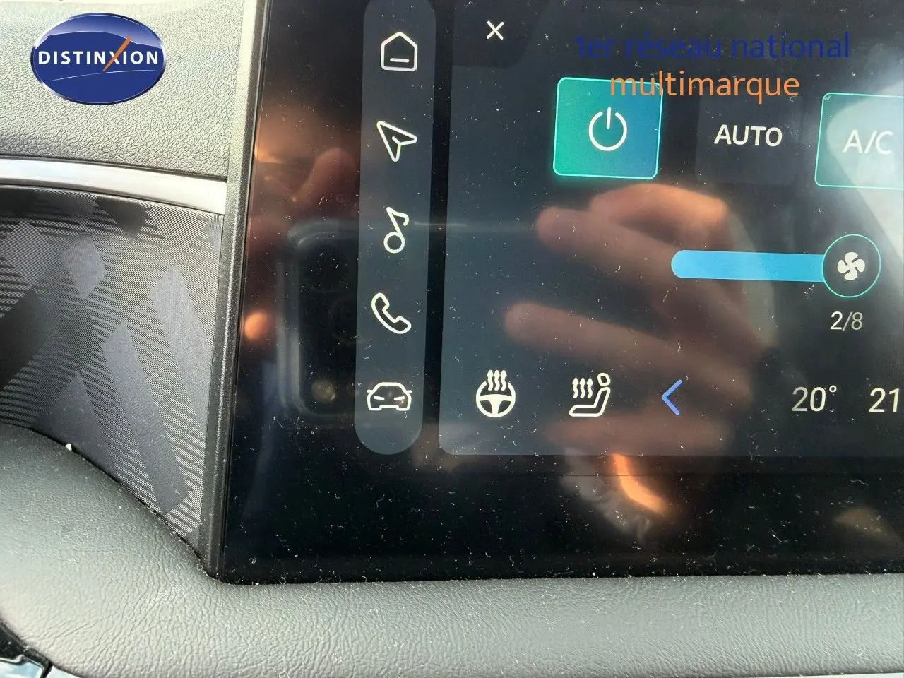 Détail de l'écran tactile central du MG3 1.5 Hybrid 2024 montrant les commandes de climatisation et sièges chauffants.