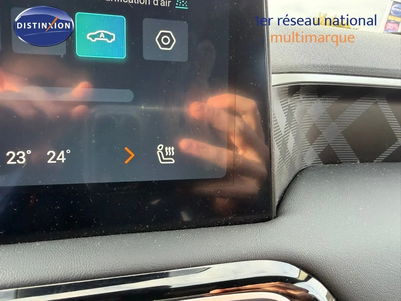 Écran tactile du tableau de bord du MG3 1.5 Hybrid 2024, affichant la climatisation et siège chauffant.