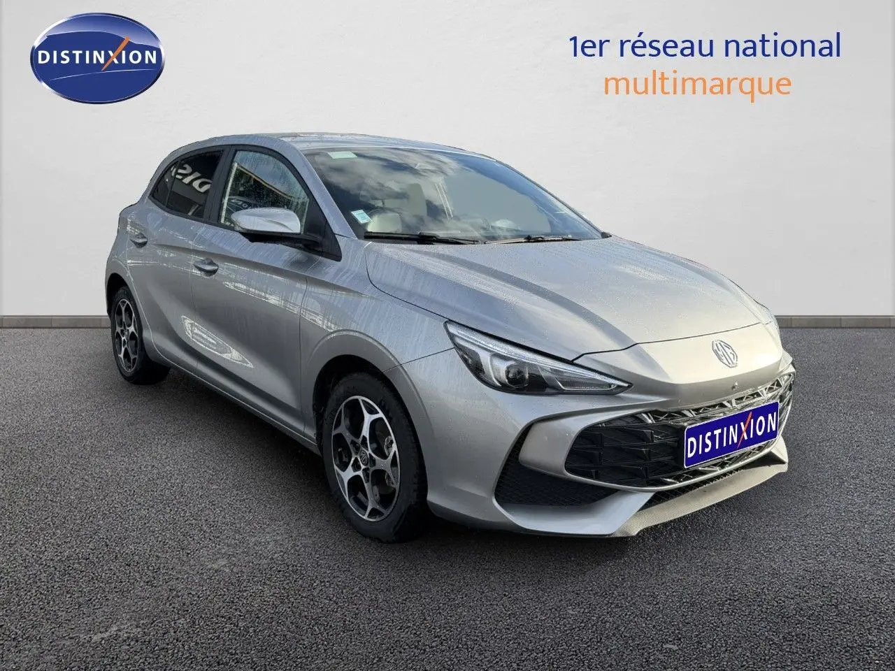 Vue 3/4 avant gauche d'une MG3 1.5 Hybrid 195ch Luxury en Cosmic Silver Metal avec jantes bi-ton.