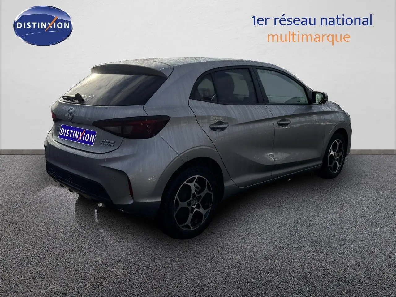 Vue 3/4 arrière droite d'une MG3 1.5 Hybrid 195ch Luxury en Cosmic Silver Metal avec jantes bi-ton.