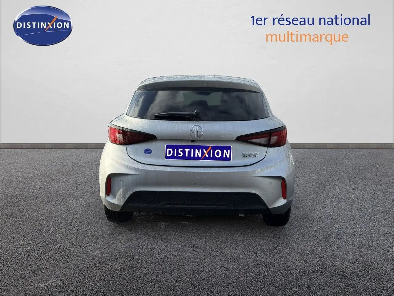 Vue arrière d'une MG3 1.5 Hybrid 195ch Luxury en Cosmic Silver Metal, avec feux arrière distinctifs et logo MG visible.