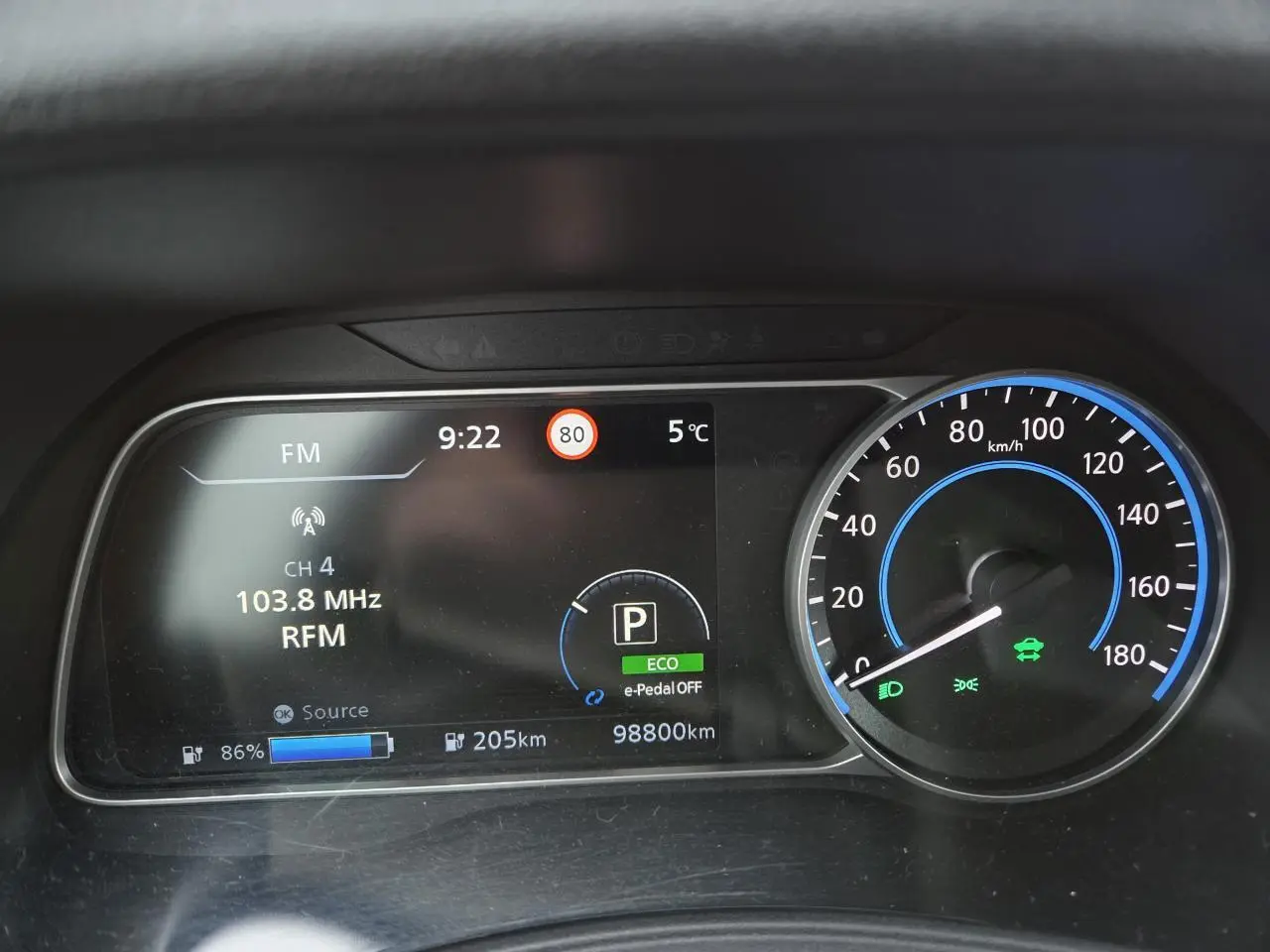 Tableau de bord numérique de Nissan Leaf II 150CH 40KWH N-Connecta, affichage vitesse et autonomie, vue de face.