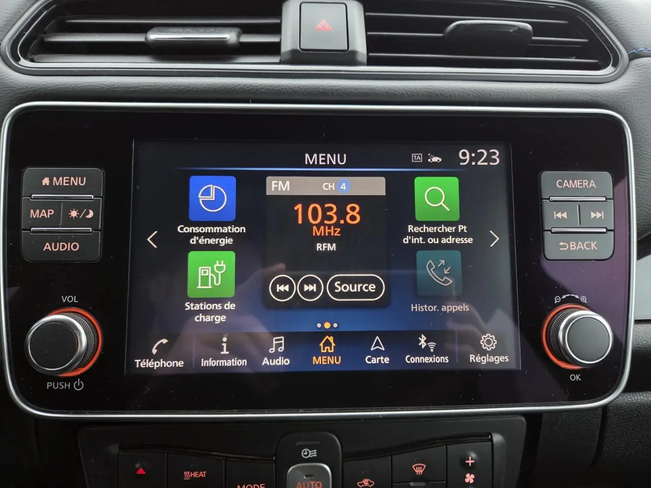 Écran tactile central du tableau de bord de la Nissan Leaf II gris foncé, affichant le menu multimédia à 9h23.