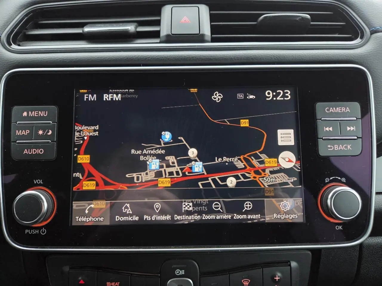 Écran central tactile du tableau de bord de la Nissan Leaf II gris foncé, affichant la navigation GPS en mode jour.