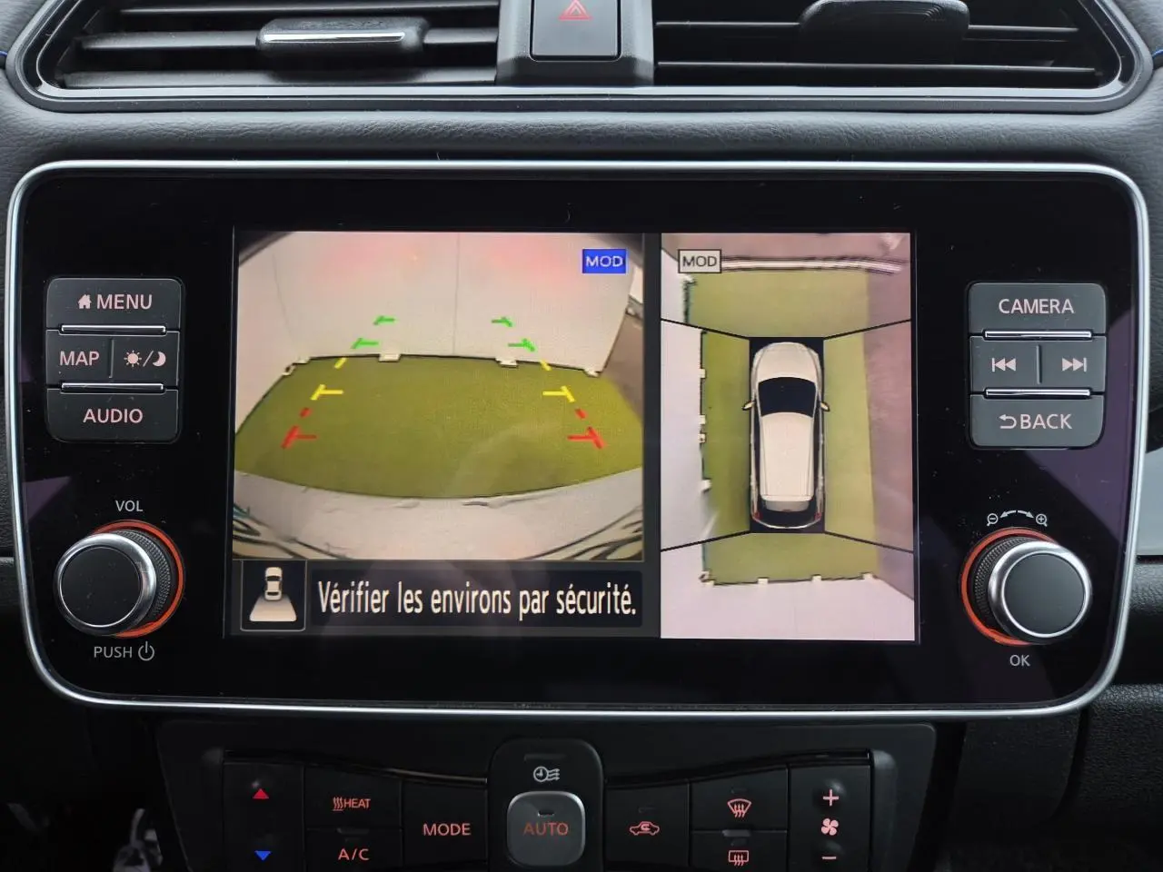 Écran central du Nissan Leaf II 2021 montrant la caméra de recul et la vue 360° en mode stationnement.
