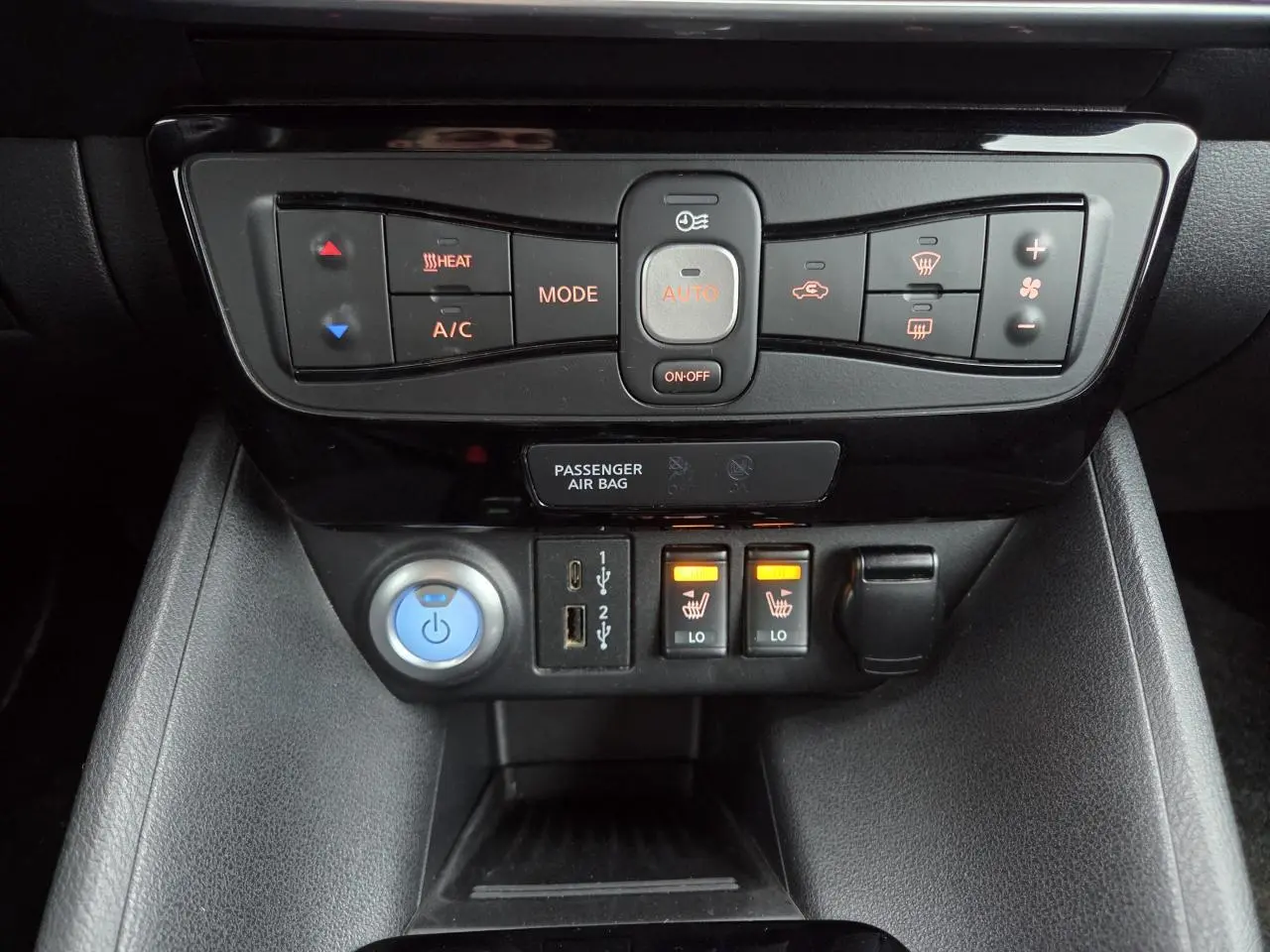 Panneau de commande central de la Nissan Leaf II 150CH 40KWH N-Connecta avec commandes climatisation et sièges chauffants.