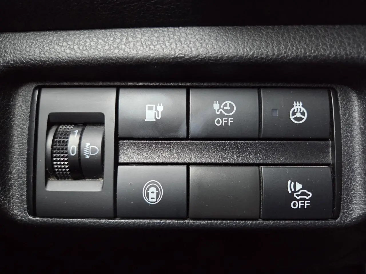 Gros plan sur les commandes intérieures noires du tableau de bord de la Nissan Leaf II 150CH 40KWH N-Connecta.