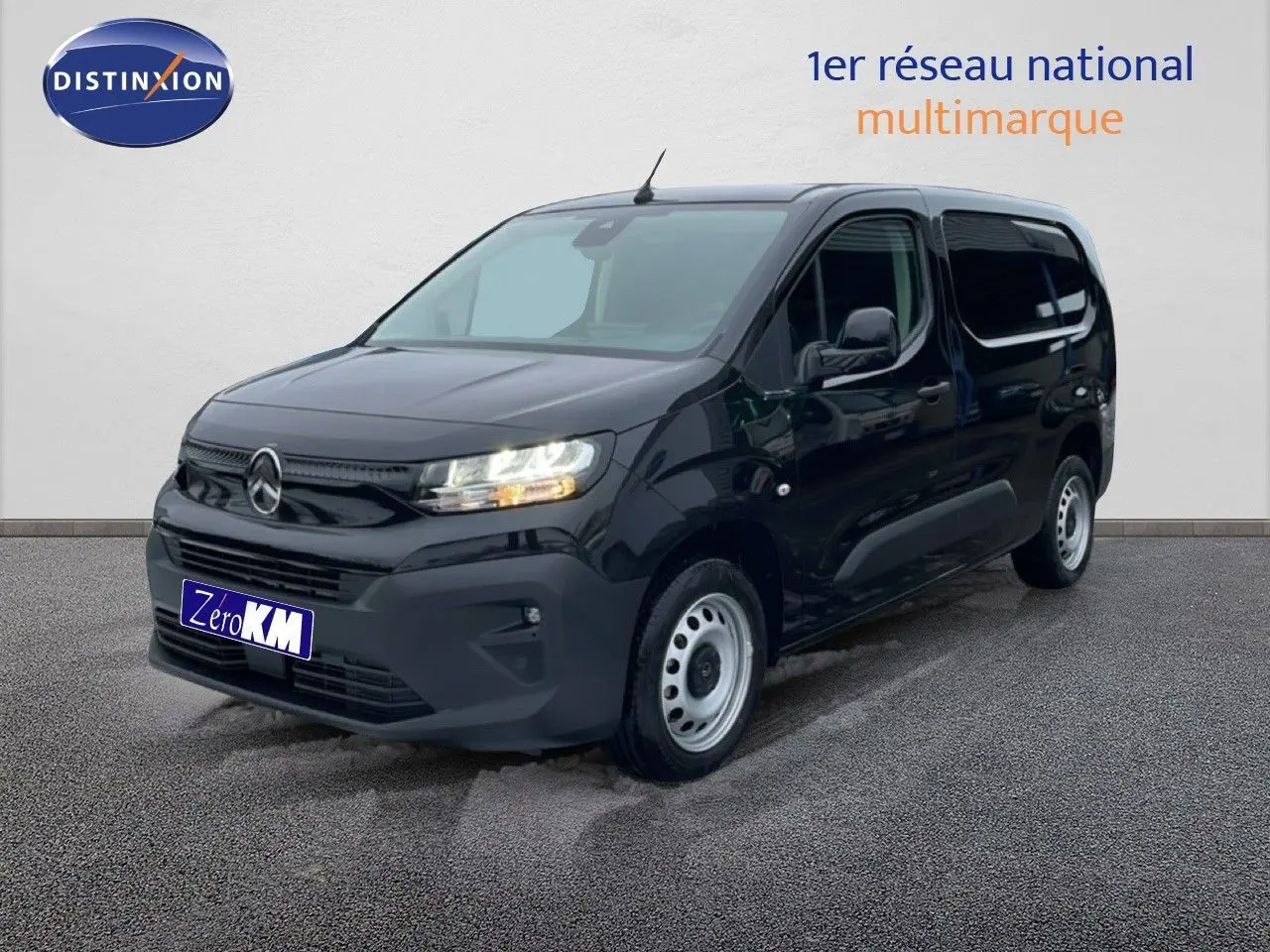 Vue 3/4 avant d’un Citroën Berlingo Van XL noir Perla Metal avec calandre noire et jantes acier argentées.