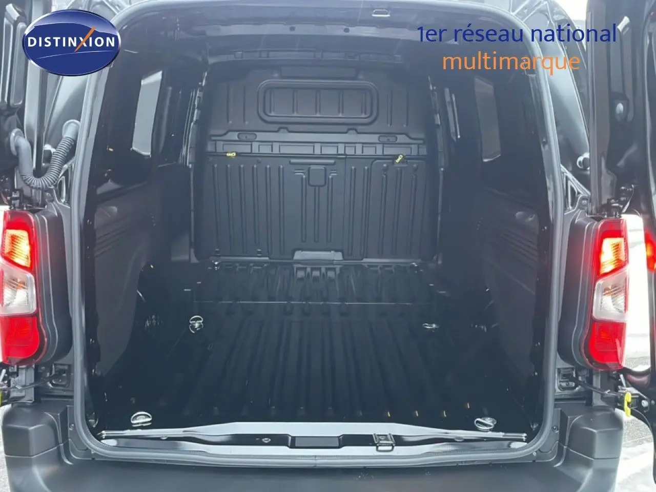 Vue arrière ouverte du Citroën Berlingo Van XL noir Perla Metal, montrant l'espace de chargement vide et spacieux.