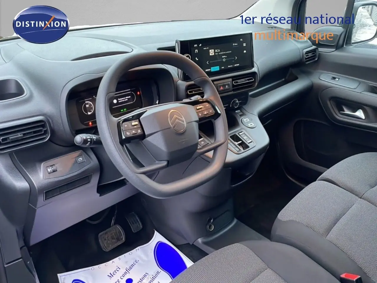 Vue intérieure côté conducteur du Citroën Berlingo Van XL noir, avec tableau de bord numérique et volant multifonction.