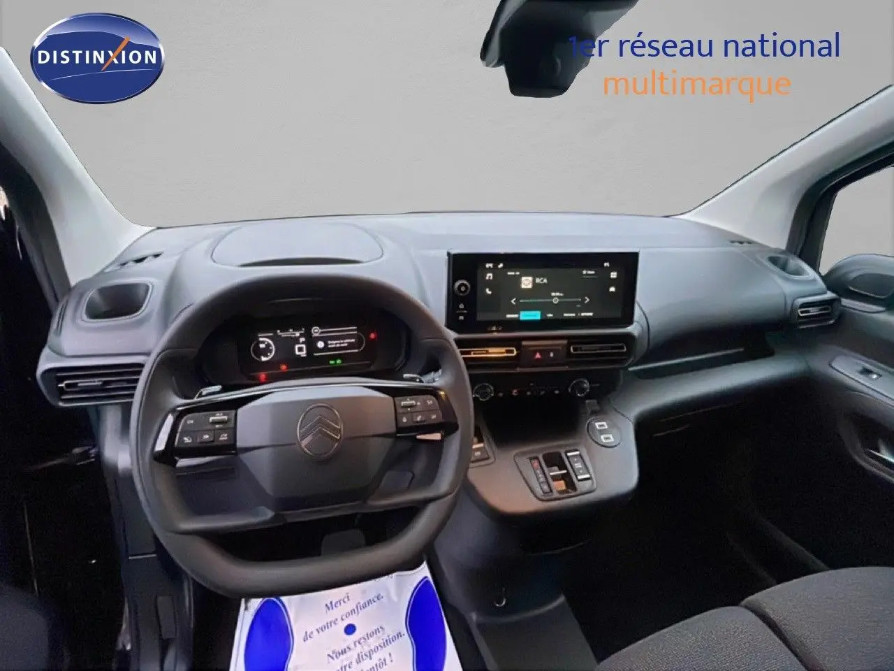 Vue intérieure avant du Citroën Berlingo 2025 noir Perla Metal, tableau de bord moderne avec écran tactile et volant multifonction.