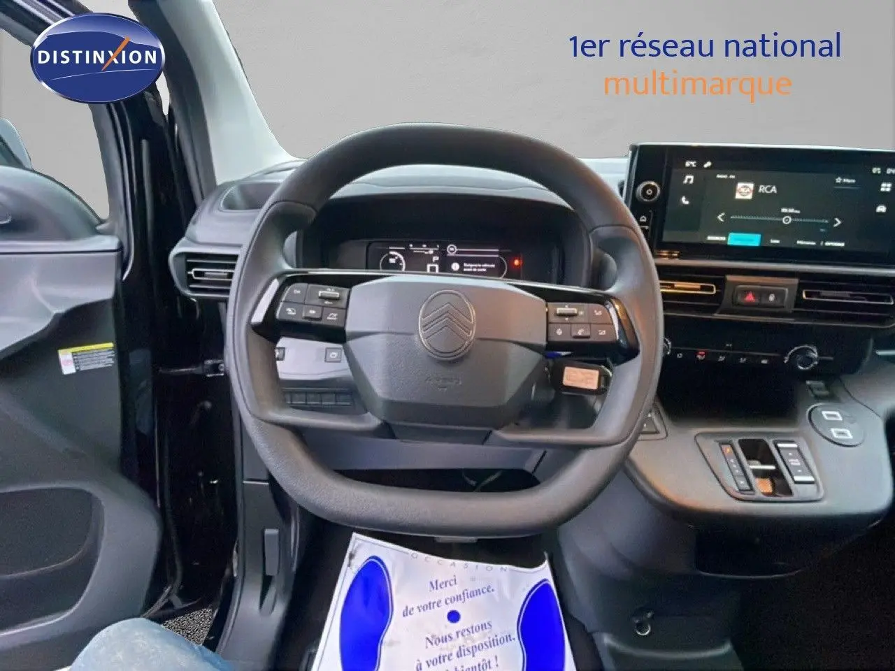 Vue intérieure centrée sur le volant noir du Citroën Berlingo Van XL 2025 avec tableau de bord et écran tactile.