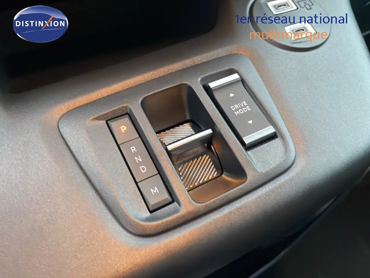 Gros plan sur la commande de boîte automatique et le sélecteur Drive Mode du Citroën Berlingo Van XL noir Perla Metal 2025.