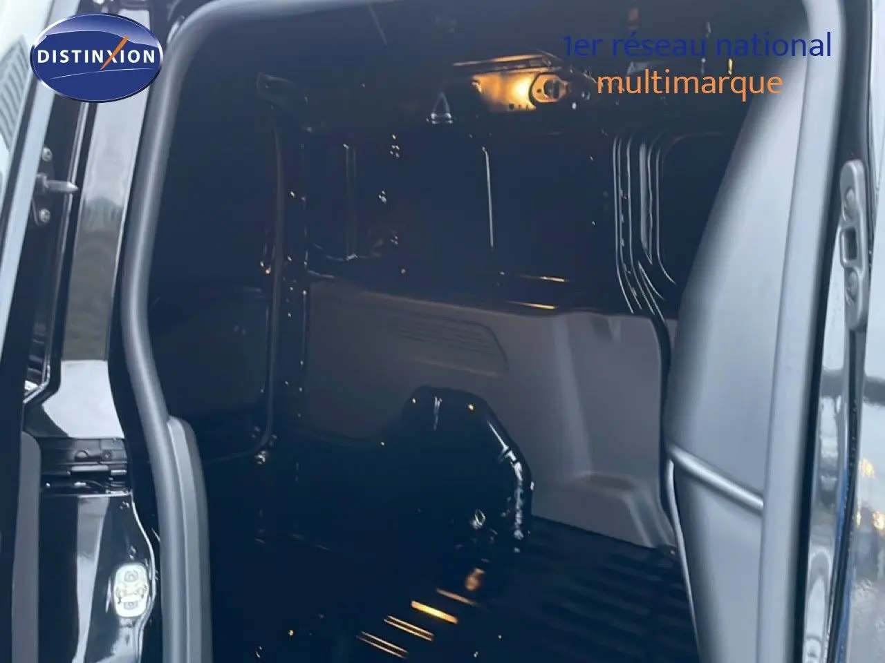 Vue intérieure du compartiment de chargement ouvert côté droit du Citroën Berlingo Van XL noir Perla Metal 2025.