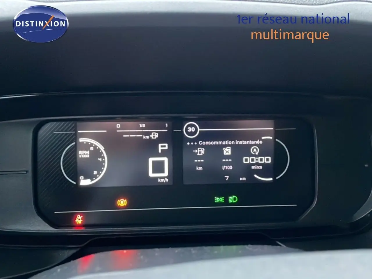 Tableau de bord numérique du Citroën Berlingo 2025, affichage de la consommation instantanée et compte-tours en vue frontale.