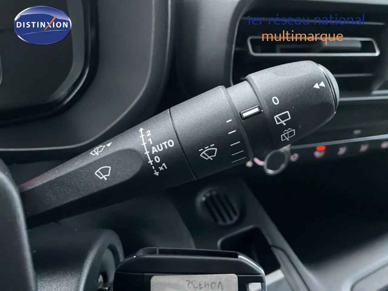 Gros plan sur la commande d’essuie-glace côté gauche du tableau de bord d’un Citroën Berlingo noir Perla Metal.