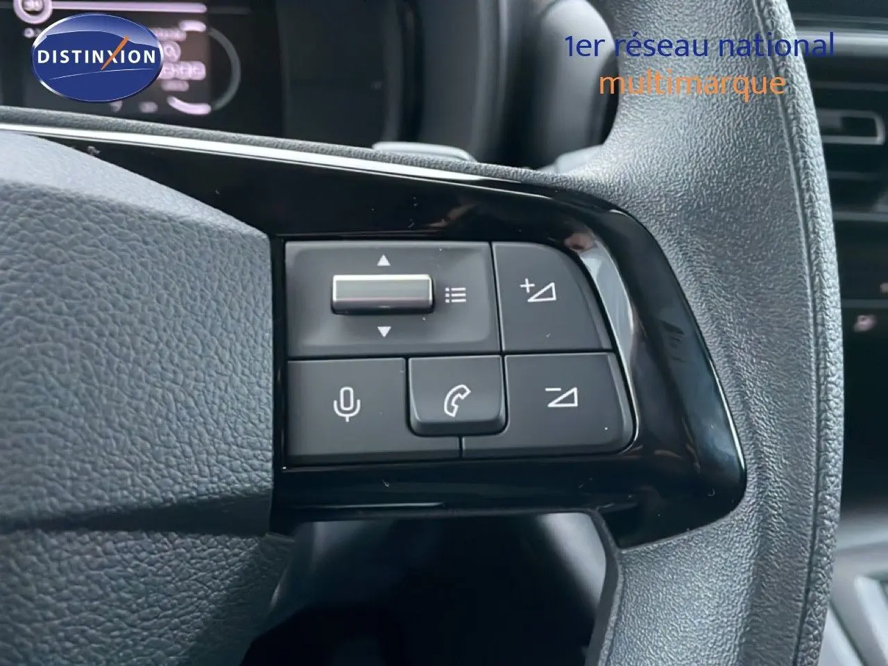 Gros plan sur les commandes multifonctions au volant du Citroën Berlingo Van XL noir Perla Metal 2025.