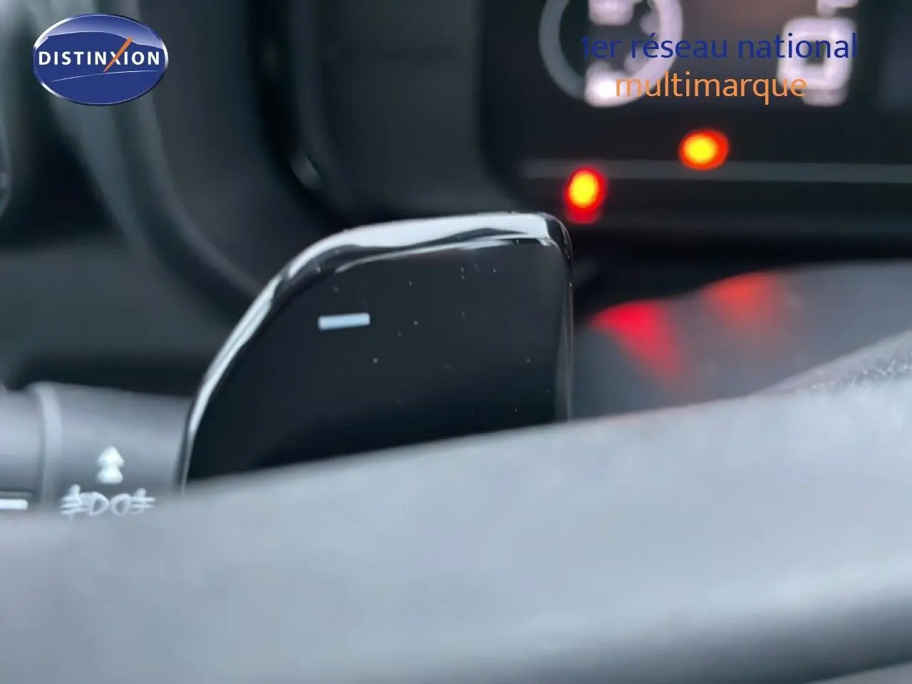 Gros plan sur la palette de changement de vitesse noire derrière le volant du Citroën Berlingo Van XL 2025.