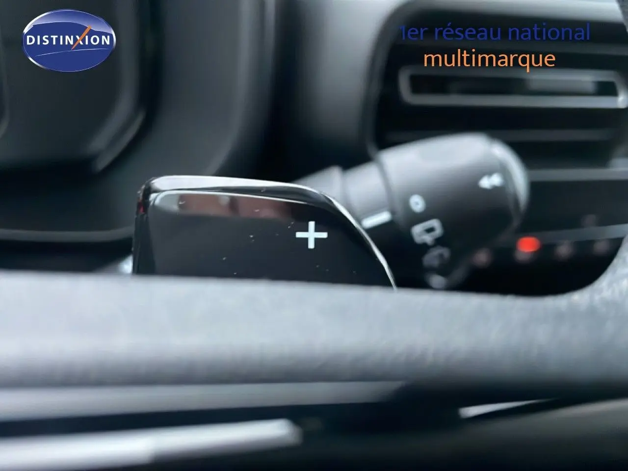 Détail de la palette de changement de vitesse avec symbole plus sur le volant du Citroën Berlingo noir Perla Metal 2025.