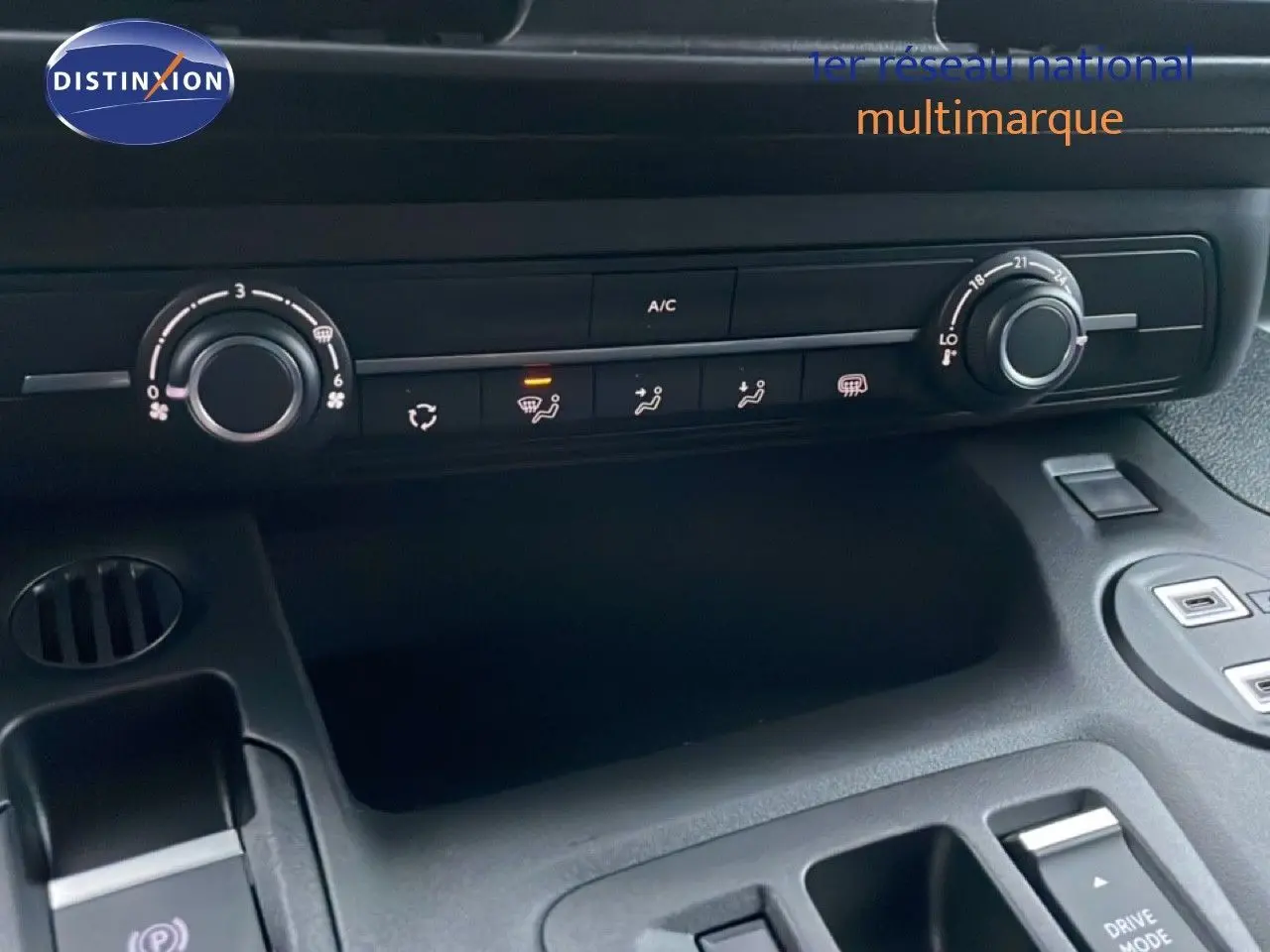 Vue rapprochée du tableau de bord noir du Citroën Berlingo Van XL 2025, montrant les commandes de climatisation et ventilation.