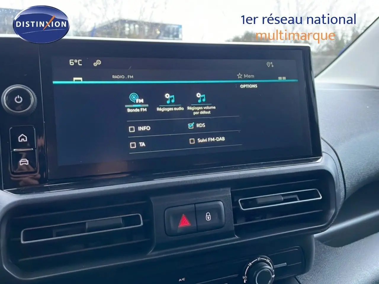 Vue rapprochée de l’écran tactile central et des commandes de climatisation du Citroën Berlingo 2025, intérieur noir.