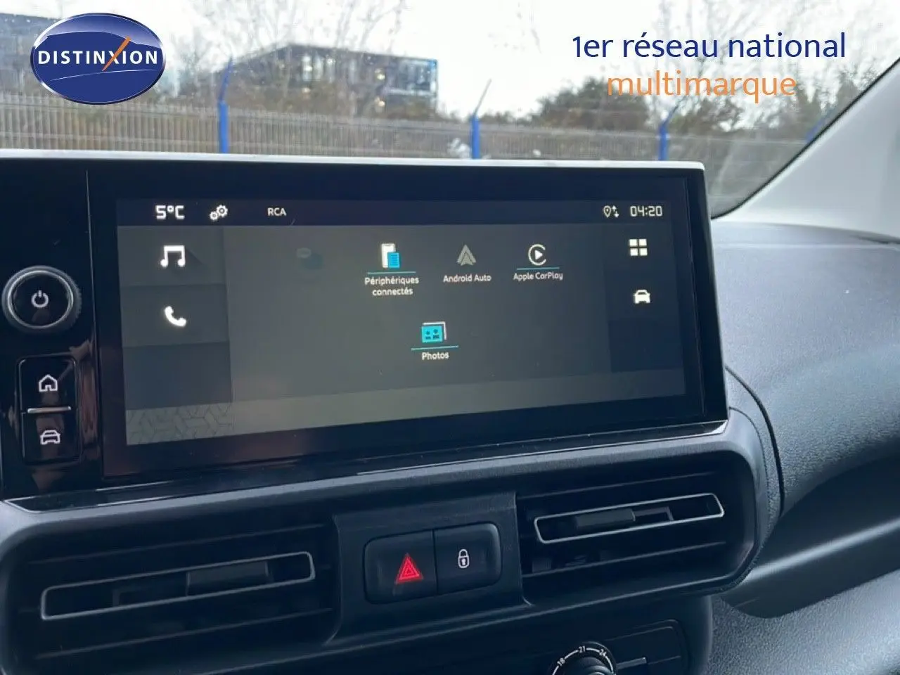 Vue intérieure du tableau de bord du Citroën Berlingo Van XL noir, mettant en valeur l’écran tactile central et les aérateurs.