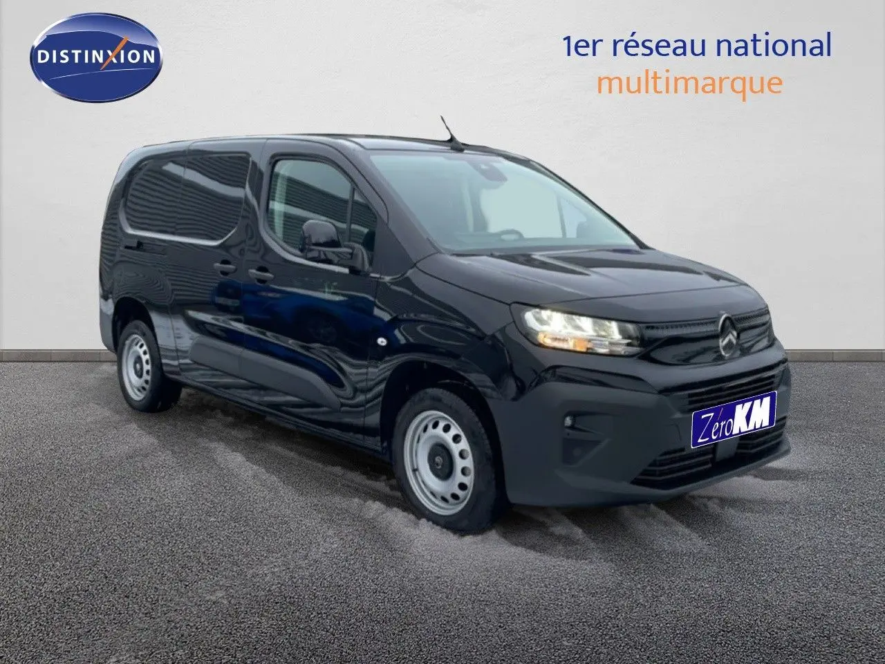 Citroën Berlingo Van XL noir perla metal vu de 3/4 avant droit avec calandre et phares allumés.