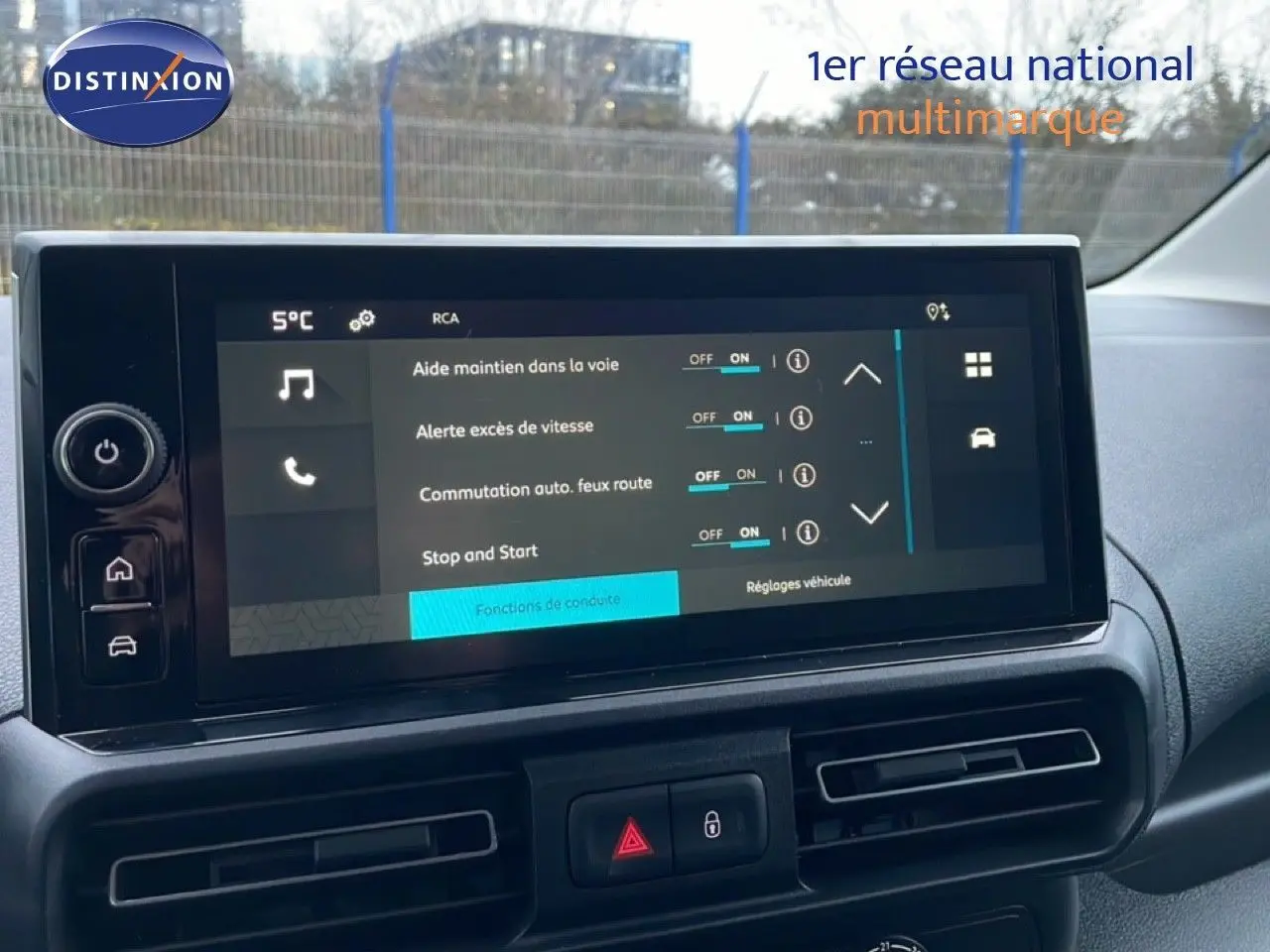 Écran tactile central du Citroën Berlingo 2025 affichant les aides à la conduite, intérieur noir visible de face.