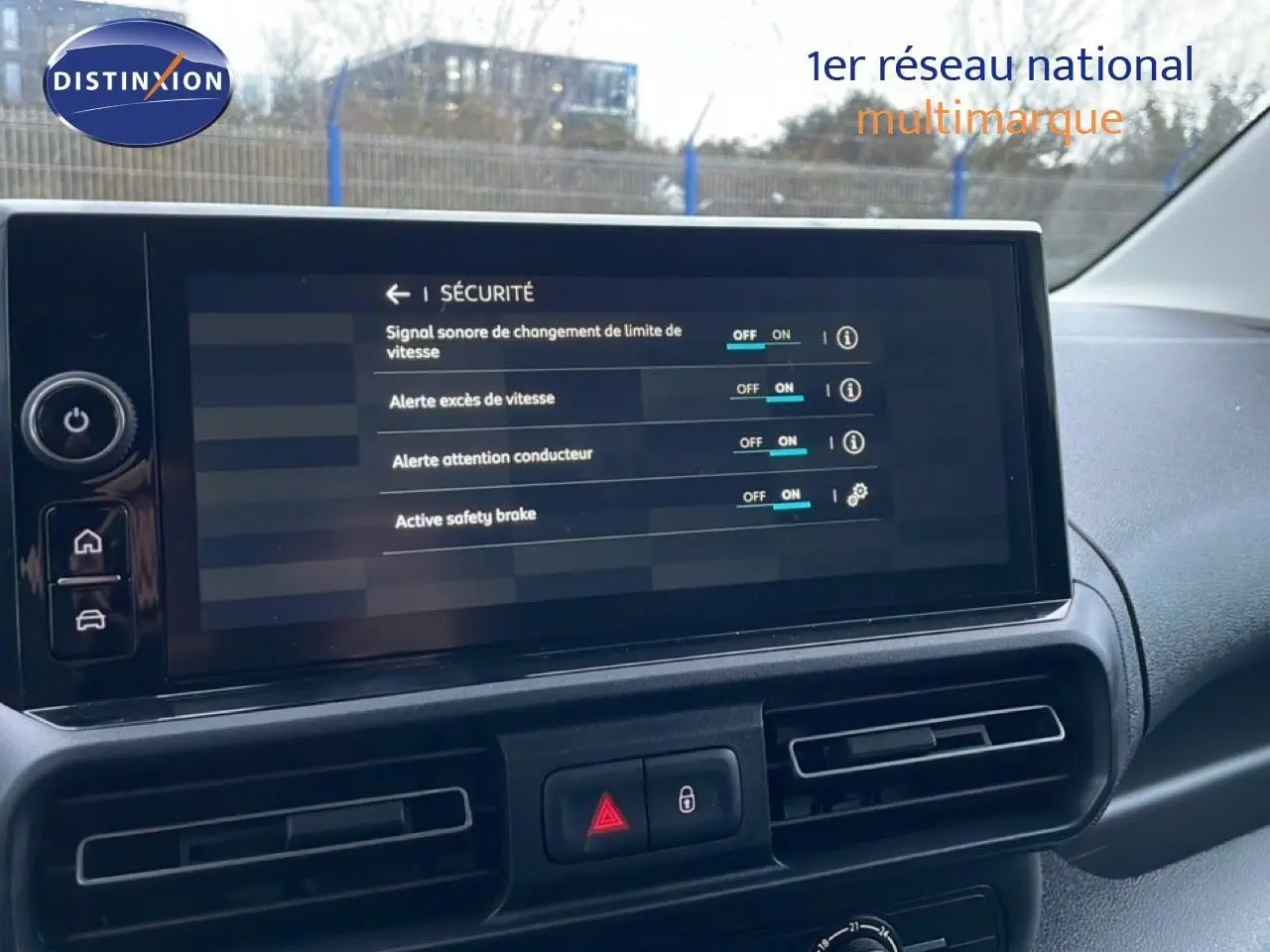 Écran tactile central du tableau de bord du Citroën Berlingo Van XL 2025 affichant les options de sécurité activées.