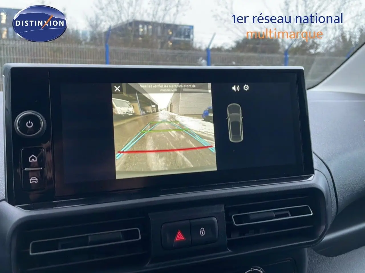 Écran central affichant la caméra de recul dans l'habitacle du Citroën Berlingo Van XL noir Perla Metal 2025.