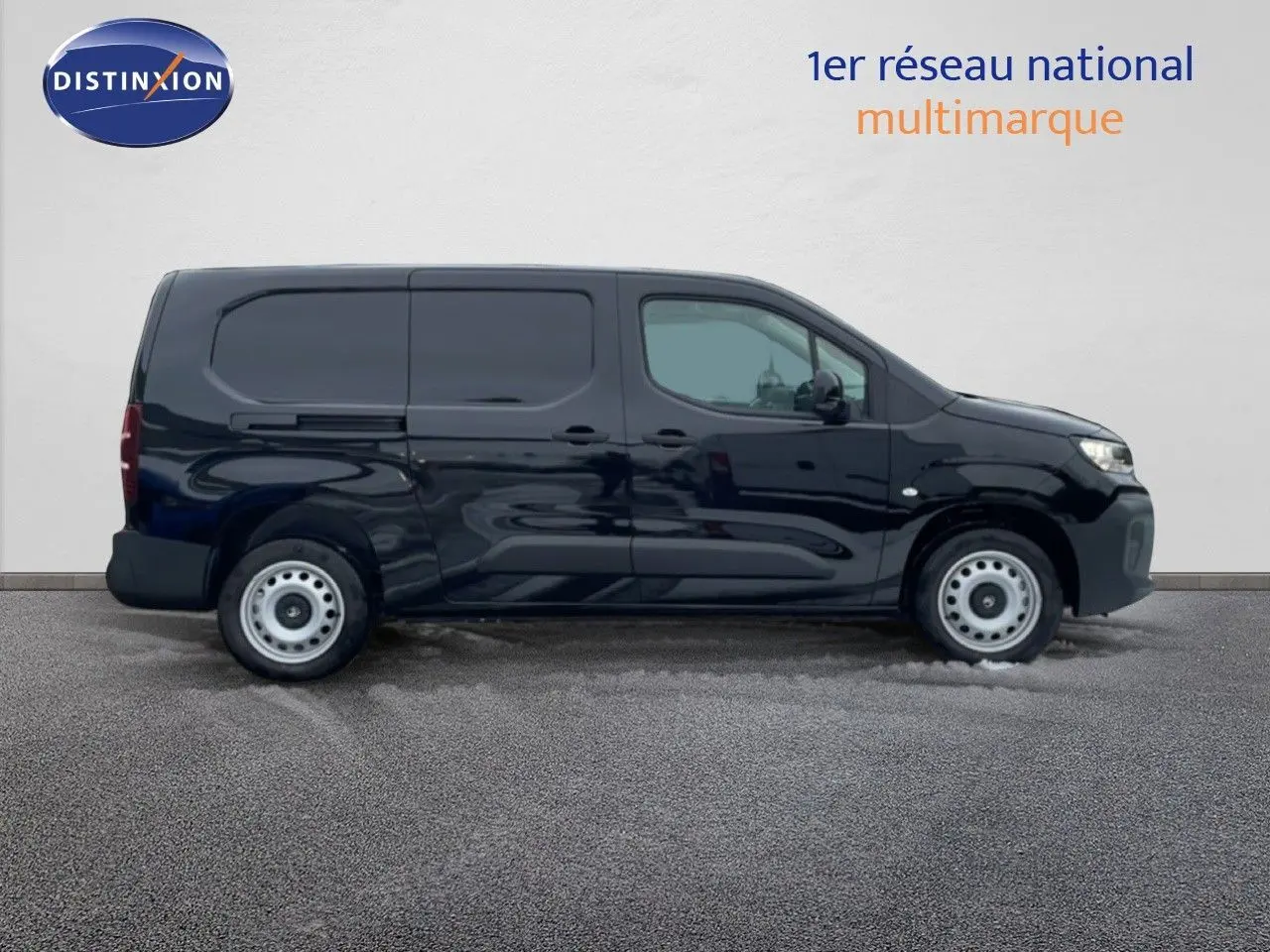 Profil latéral droit d’un Citroën Berlingo Van XL noir Perla Metal, véhicule utilitaire compact sans vitres latérales arrière.